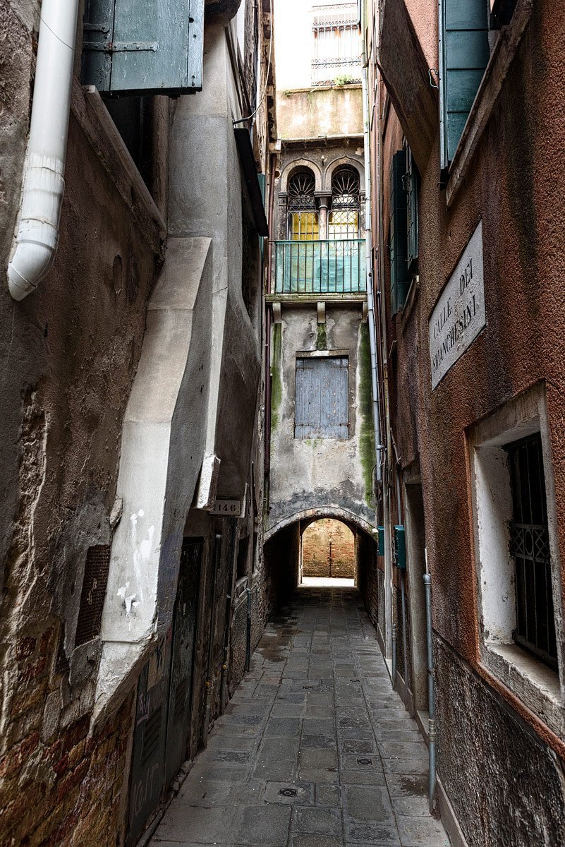 alley in venice italy