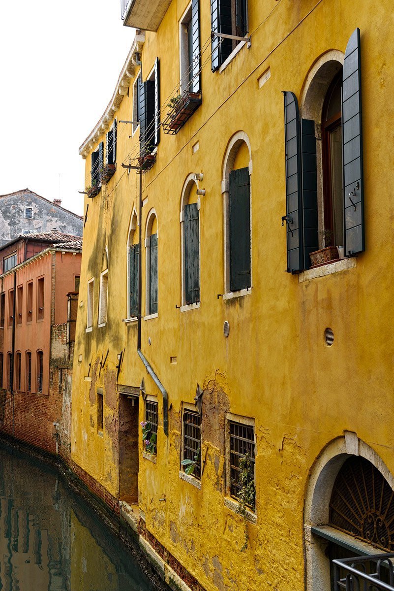 yellow house in venice italy travel photographer