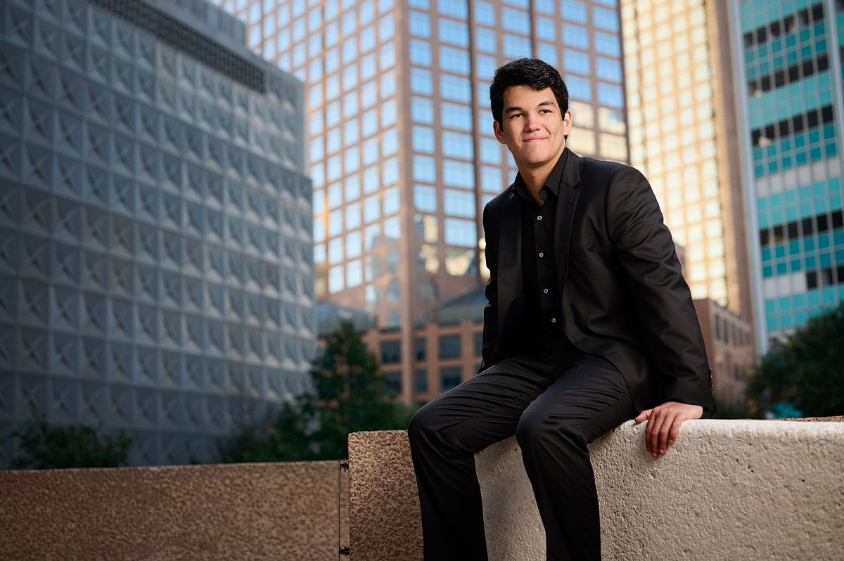 dallas jesuit water polo senior pictures downtown dallas photographer sitting ledge
